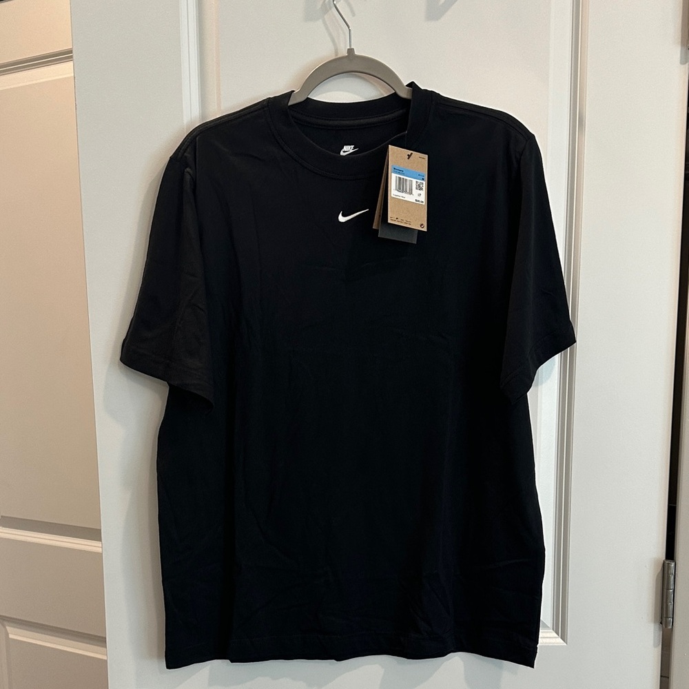 NWT Nike Women’s Essentials Oversized Boxy Tee